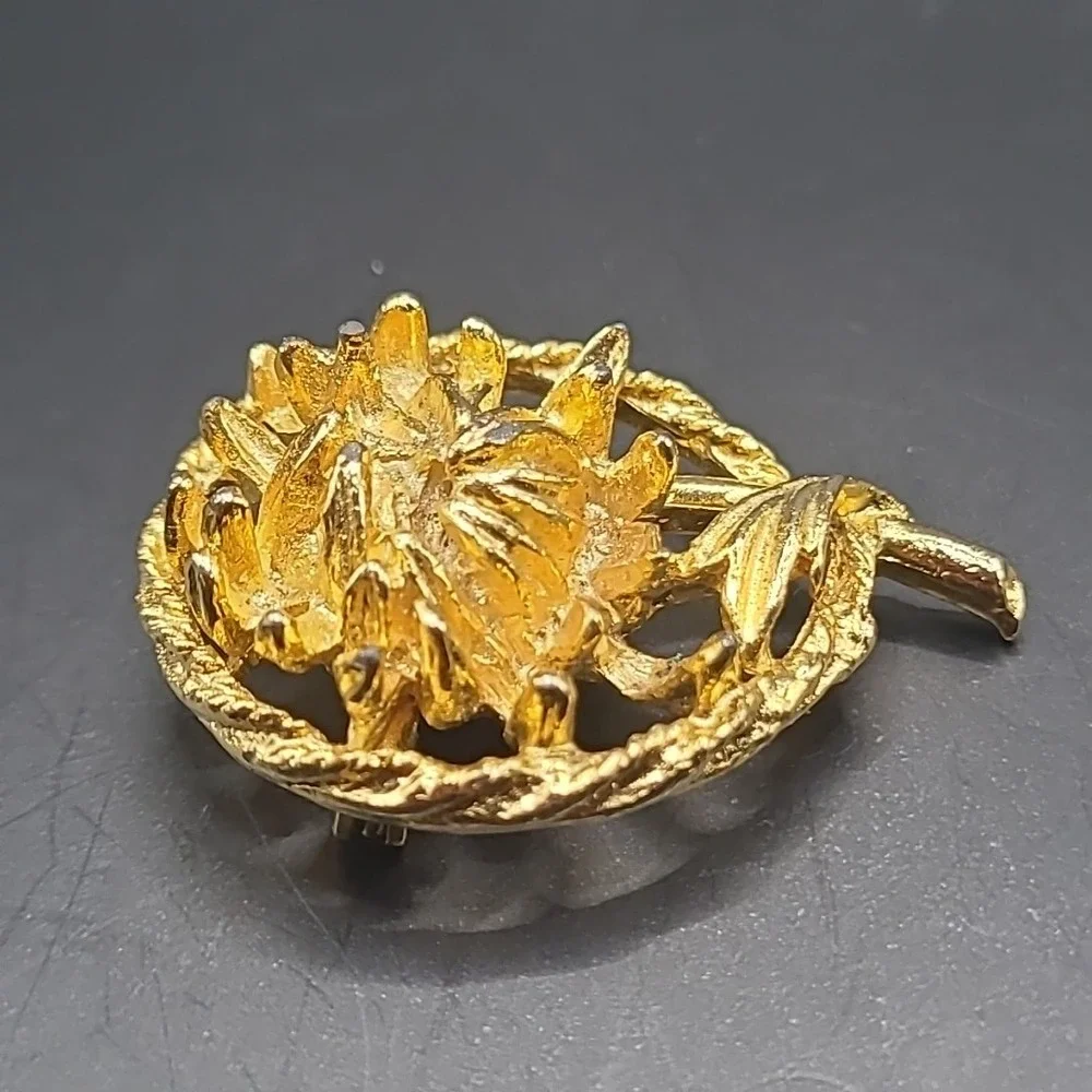Vintage Flower Brooch‎ Woman Gold Tone Textured Floral Circular Pin Accessory